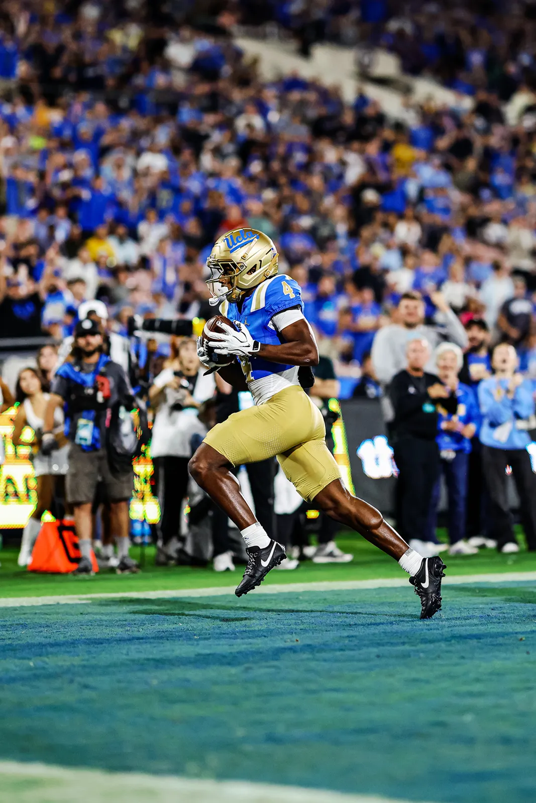 Semaj Morgan catches a touchdown pass