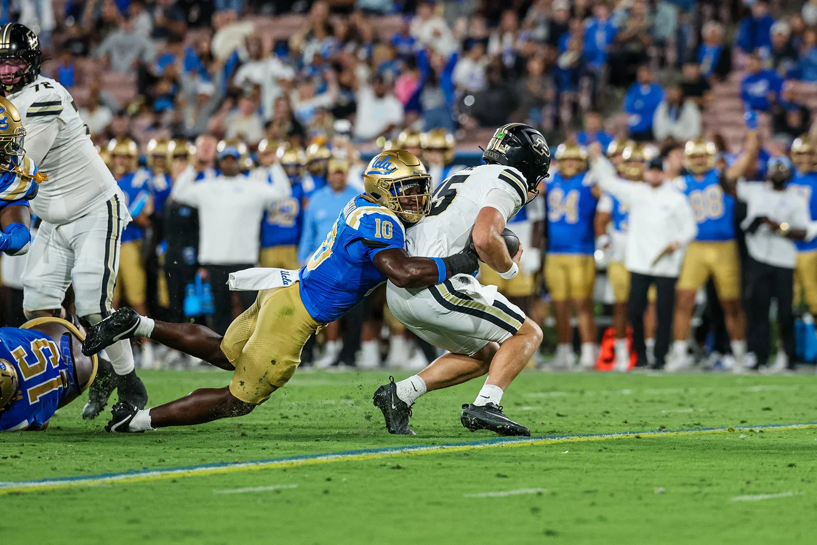 Sammy Omosigho tackles the quarterback