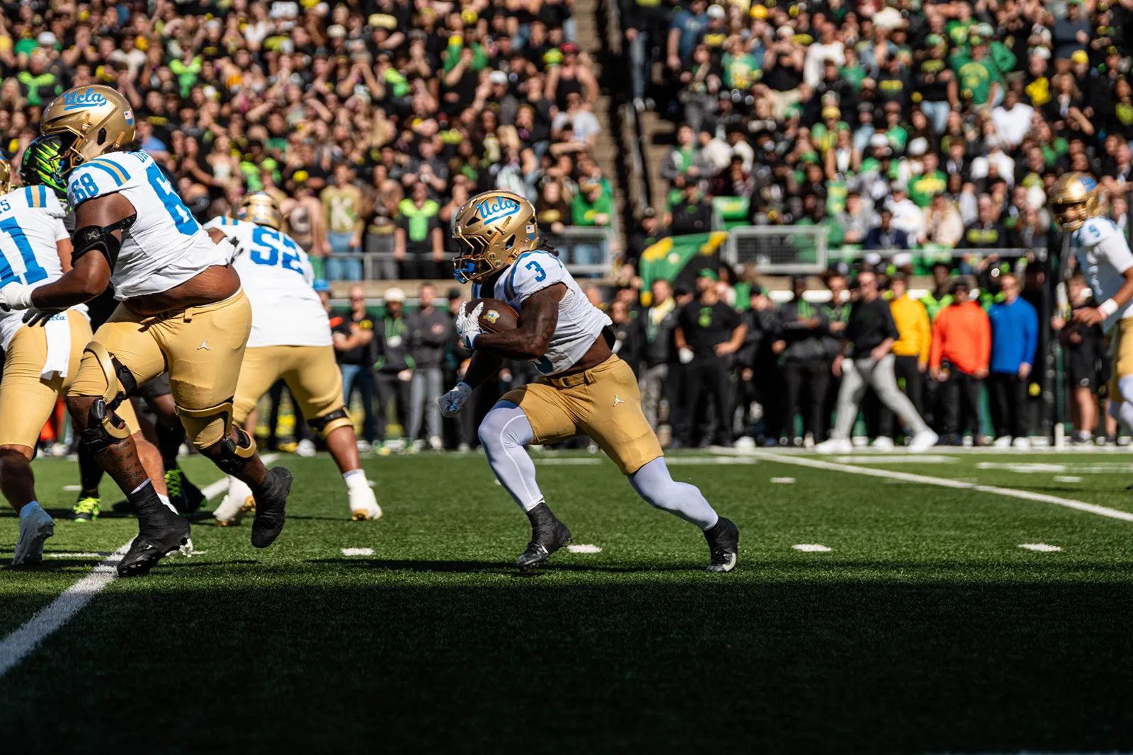 Wayne Knight runs behind the line of scrimmage