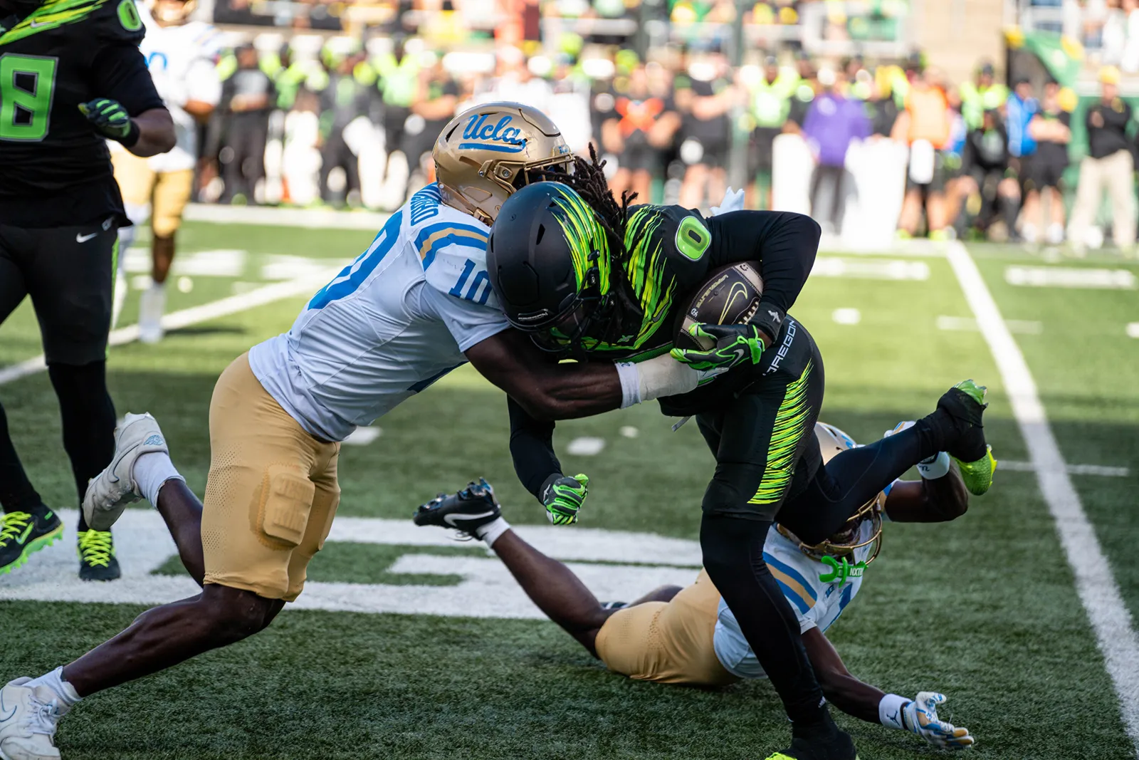 Sammy Omosigho tackles an Oregon player