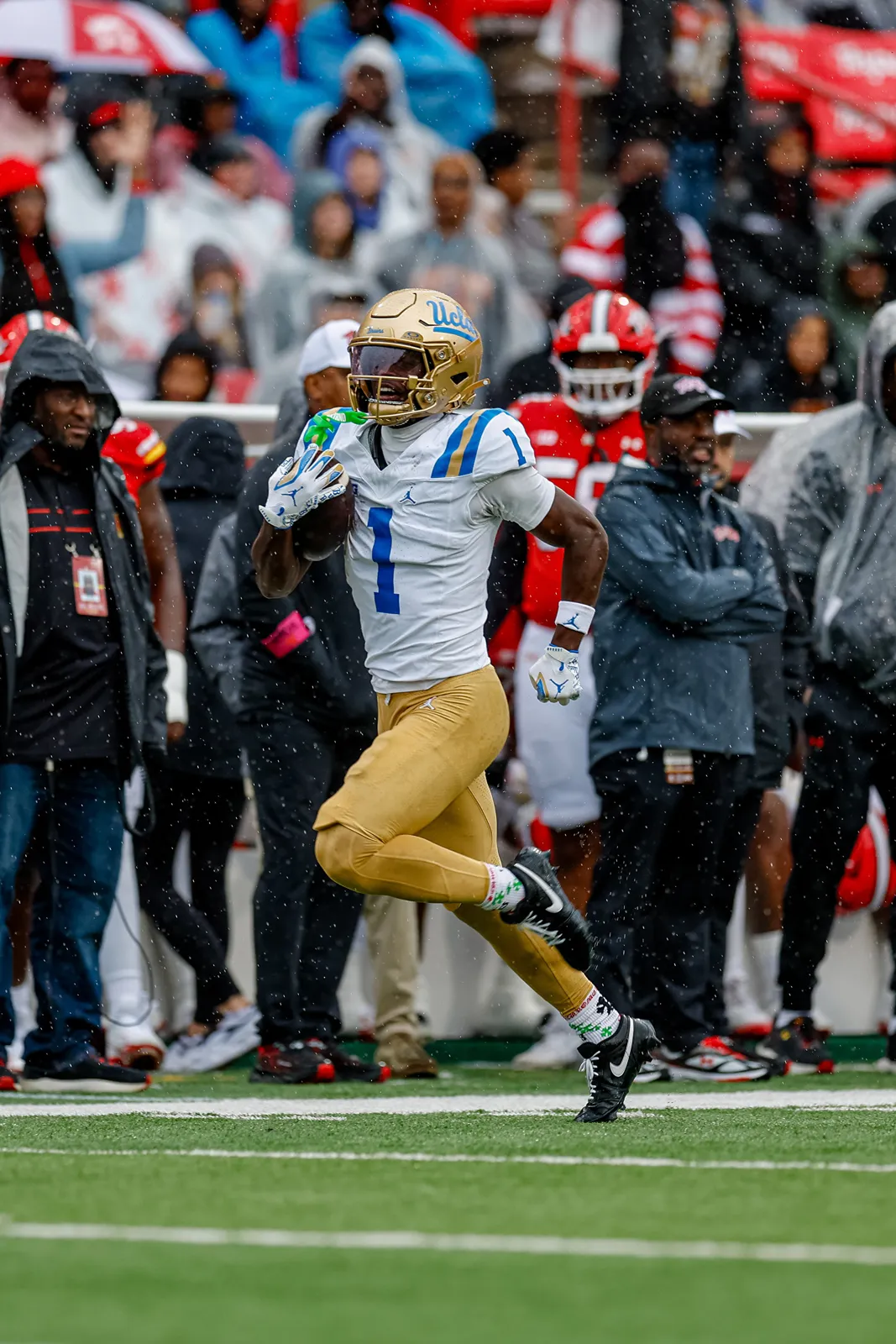 Scooter Jackson carries the ball