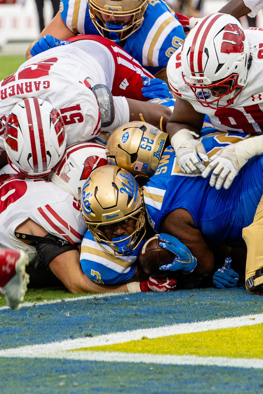 Wayne Knight carries the ball