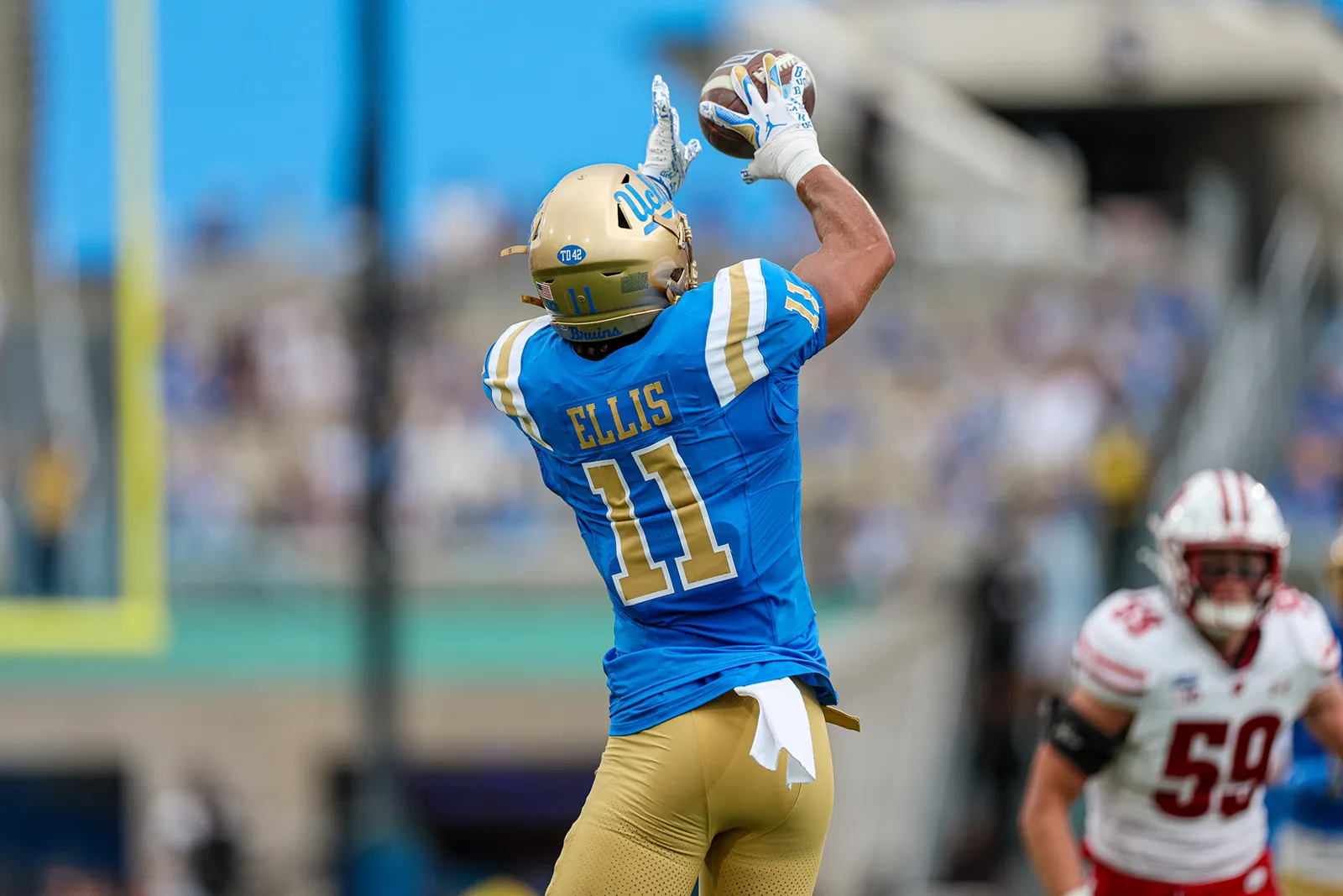 Landon Ellis catches the ball